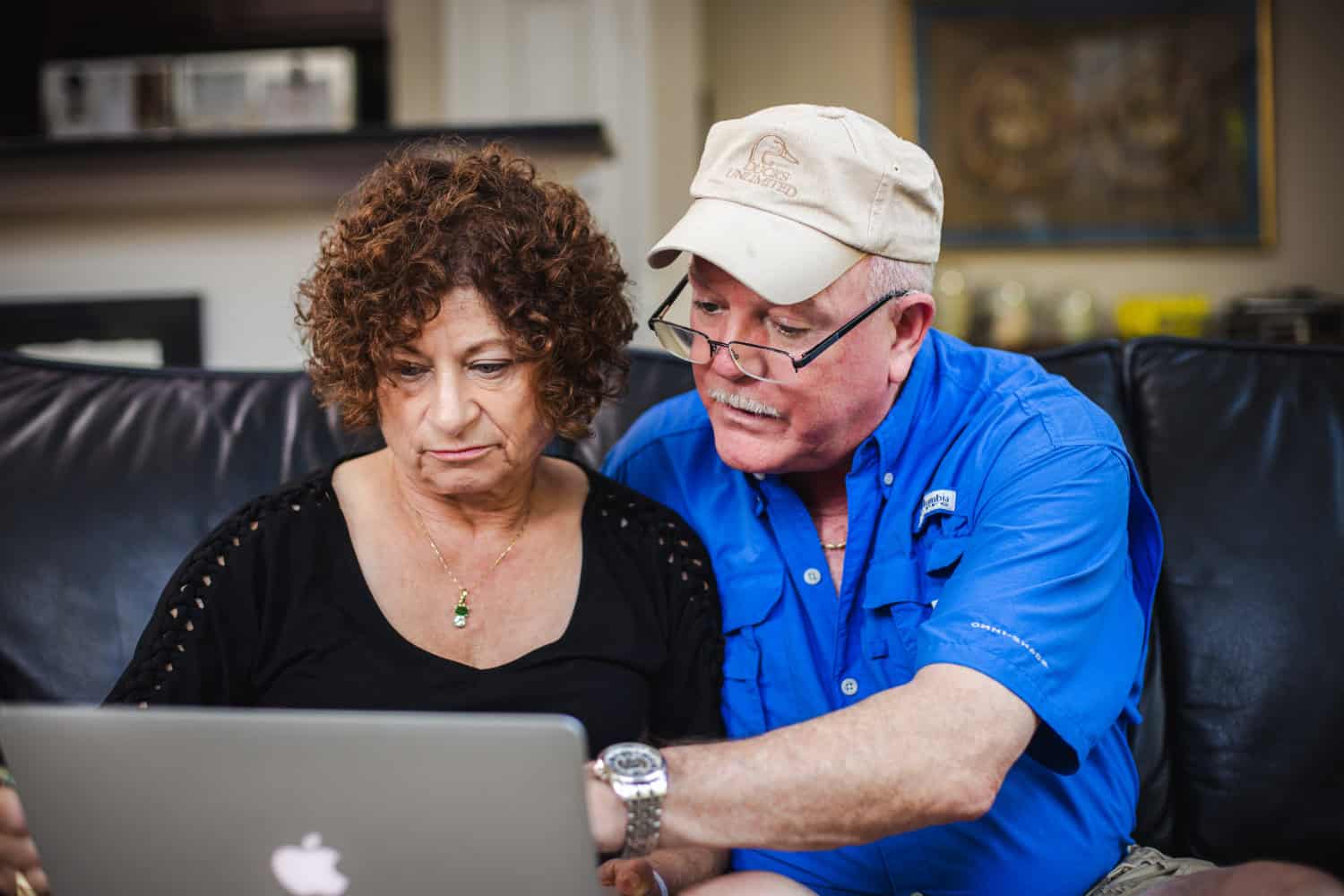 Jim and Lisa navigate on their computer